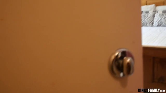 Блондинка нежно полирует растянутой вагиной бритый елдак друга