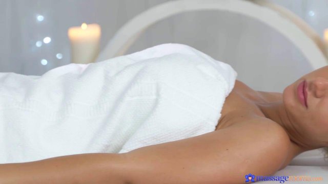 Превью Староватый массажист помог клиентке кончить после нежного проеба № 2116