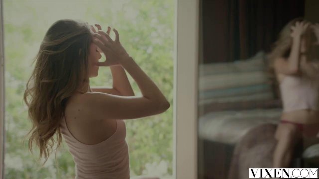 Превью Турок растянул вагины большой дубиной двум полупьяным моделям № 2505