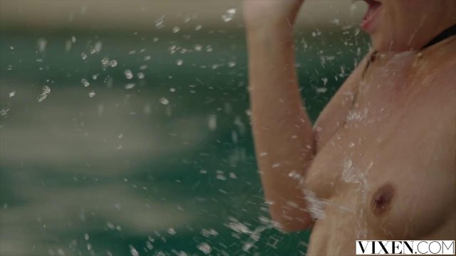 Турок растянул вагины большой дубиной двум полупьяным моделям