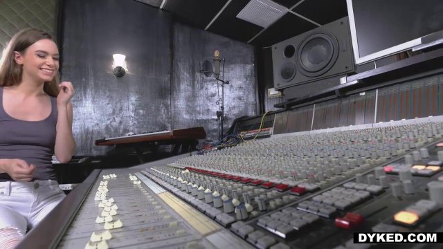 Превью Девки в студии звукозаписи отлично трахаются на пульте и кончают № 2907