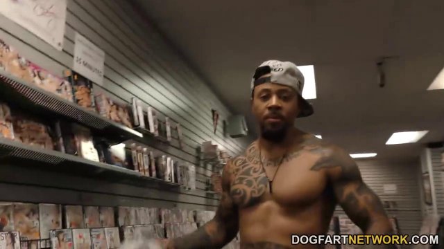 Превью Негры заставляют худую блондинку в очках давиться крупным пенисом № 3059