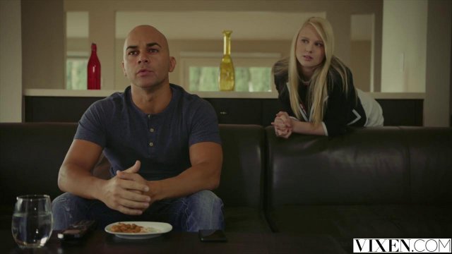 Лысый перед жестким проебом полизал белой девке пилотку