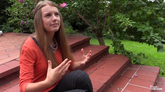 Превью Деваха перед камерой пацана водит голубым вибратором по клитору № 3353