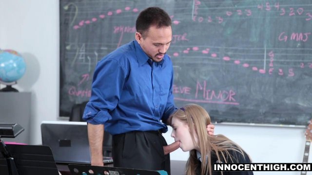 Превью Учитель устал от прогулов студентки и выебал ее грубо в пизду на паре № 3492