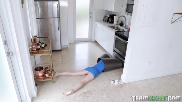 Превью Брюнетка настолько сильно хотела своего парня, что раздвинула ножки в прихожей № 35081