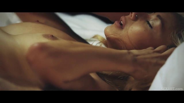 Превью Горячая красотка залезла в трусы своего парня и отсосала его член № 35099