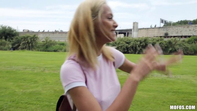 Превью Блондинка - блогерша согласилась заняться сексом за деньги № 35101