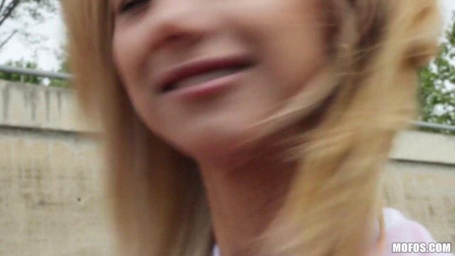 Превью Блондинка - блогерша согласилась заняться сексом за деньги № 35101