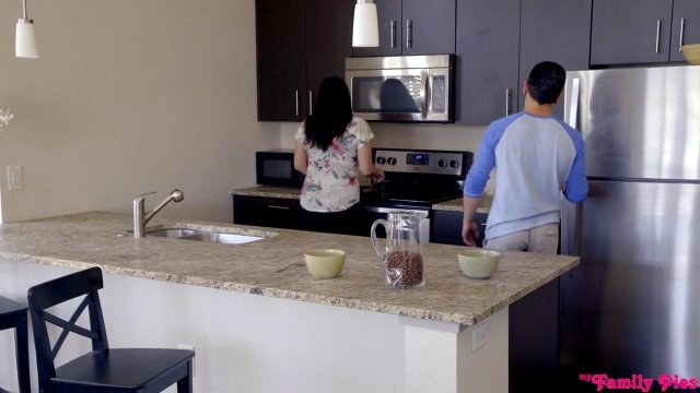 Превью хитрая блондинка трахнулась с мужем подруги пока та мыла посуду № 35137