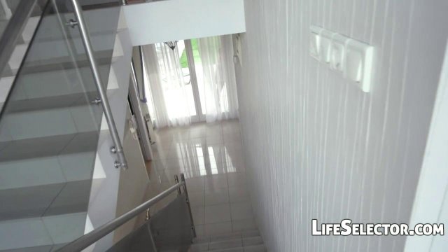 Превью Полупьяная девица в чулках на диване нежно работает с членом друга № 3516