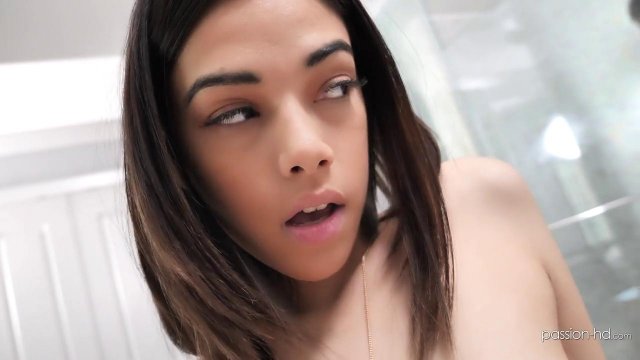 Превью Похотливый паренек застукал свою девушку за мастурбацией № 35301