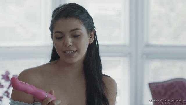 Увидел, как она дразнит себя вибратором и не устоял что бы не трахнуть