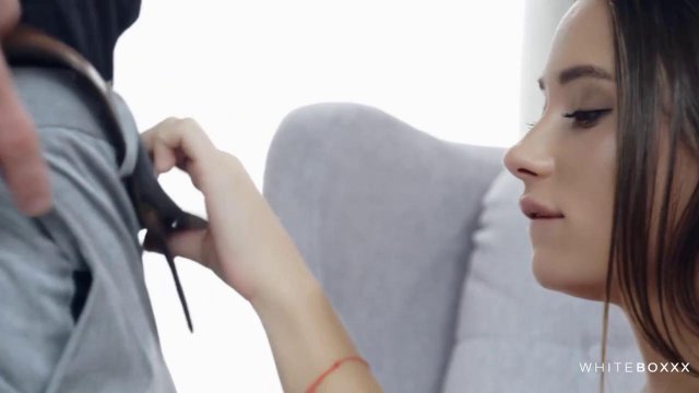 Превью Длинноволосая брюнетка кончила в неудобной позе на софе № 35381