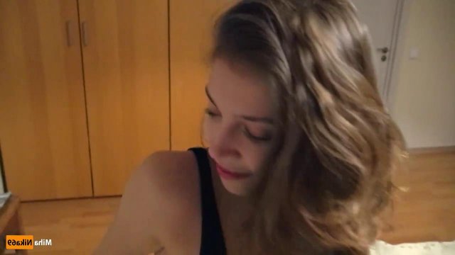 Шатенка с прекрасной улыбкой отсосала большой член на камеру