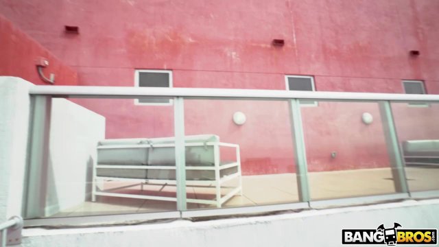 Превью Симпатичная блондинка отсосала огромный член риелтора № 35421