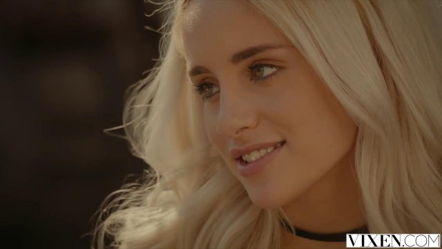 Блонда с черным ошейником в кровати пищит от толстого хуя бизнесмена