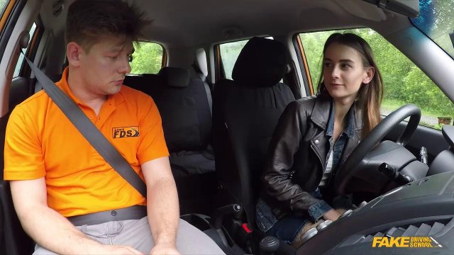 Превью Инструктор по вождению заставил свою студентку отсосать огромный хер № 35434