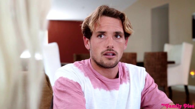 Превью Блондинка с короткой стрижкой страстно трахается на диване № 35454