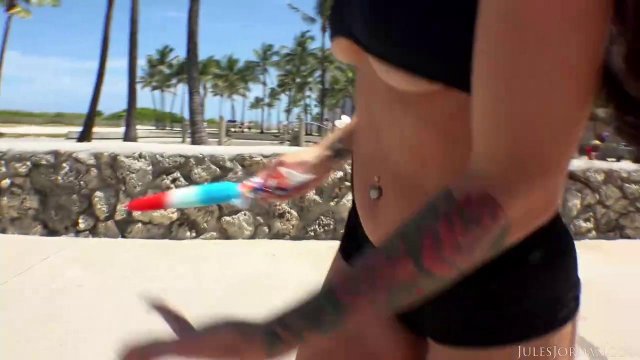 Превью Дерзкая брюнетка с большой попкой соблазнила спасателя на пляже № 35458