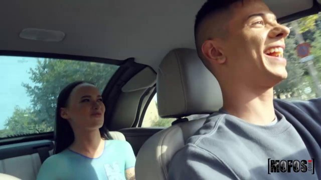 Превью Красотка в спортивной форме оказалась без трусиков и заманила водителя домой № 35464