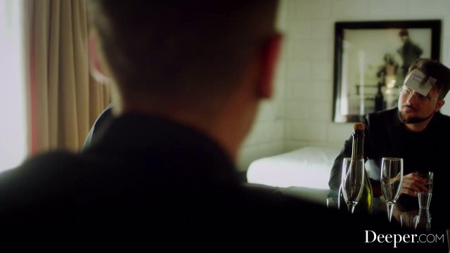 Шикарная блондинка была жестко трахнута двумя мужиками в отеле