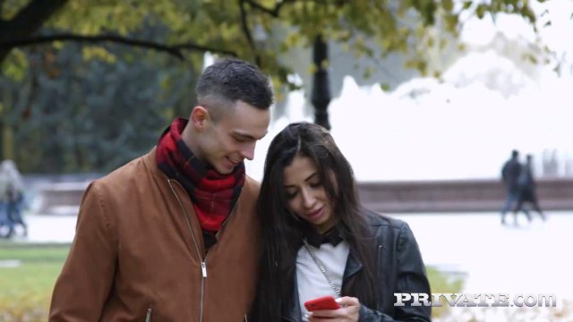 Превью Симпатичная брюнетка согласилась на секс с пикапером № 35538