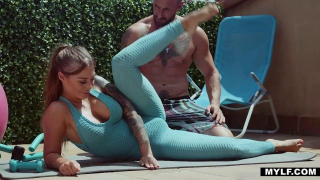 Превью Милфа с красивой фигурой после тренировки сношается с мужем № 38155