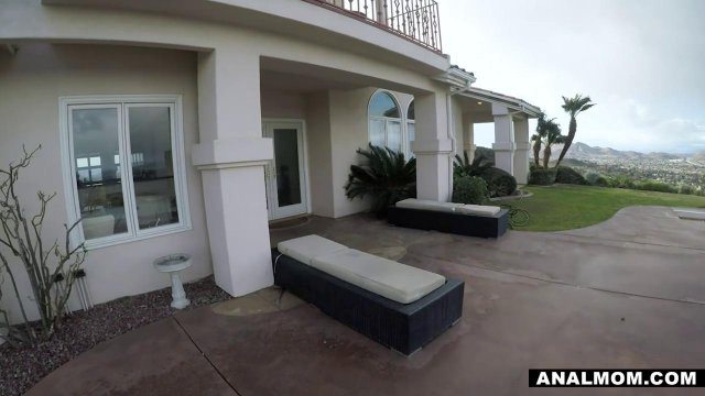 Рыжая милфа с короткой стрижкой дает в попку молодому соседу