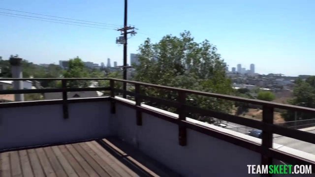 Превью Загорелая девушка согласилась на секс после мастурбации ее небритой киски № 39421