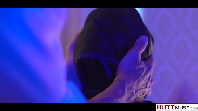 Сексуальная девица умело сосет ствол своего любовника