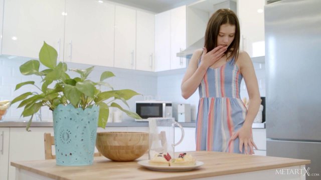 Милашка устроила дрочку своей киске на кухонном столе