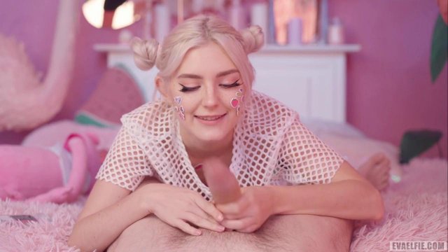 Блондинка сосала ствол пока не получила сперму в ротик