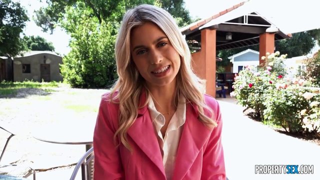 Блонда волосатой киской оседлала крепкий ствол приятеля