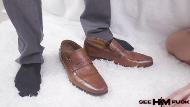 Блондинка вылизывает анус своему брутальному любовнику