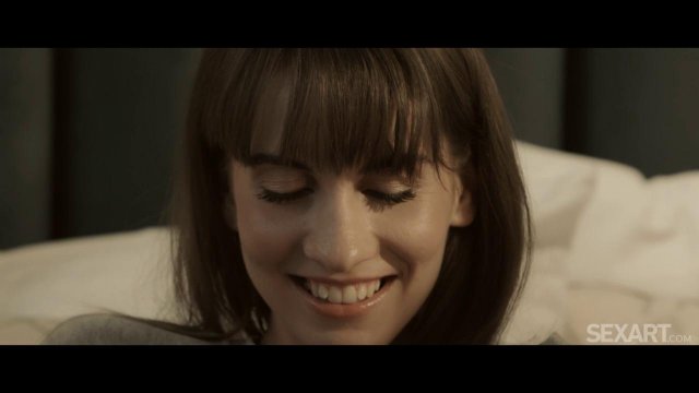 Стройная красотка лезет между ног подруги и нежно лижет