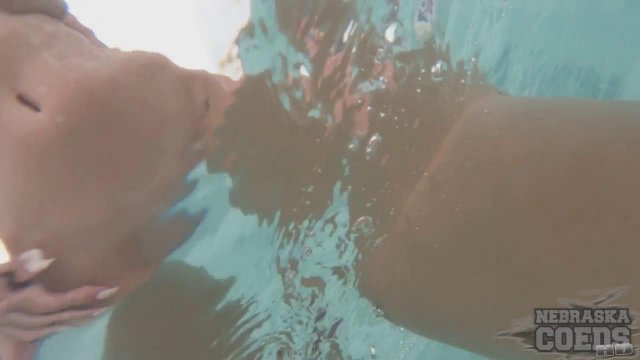 Превью Блондинка плавает в бассейне и ласкает тело № 42713