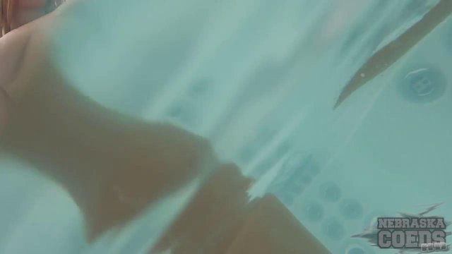 Превью Блондинка плавает в бассейне и ласкает тело № 42713