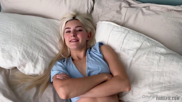 Превью Русская красотка нежно сосет и со стонами трахается № 42742