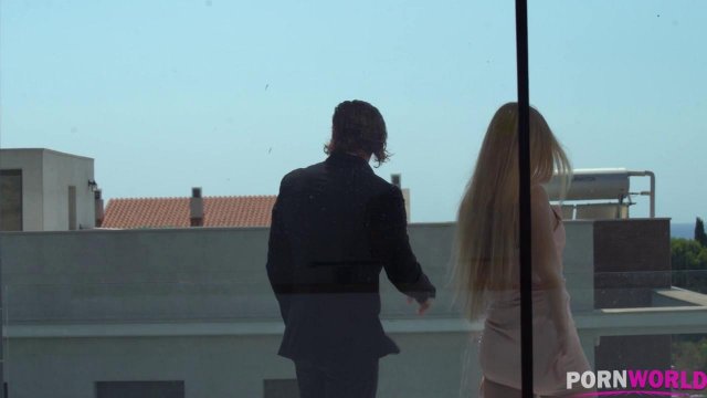 Блондинка с тату дала во все дырки двум мужчинам