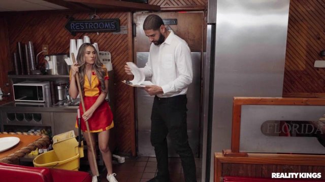 Превью Телка трахается в туалете вместо уборки № 42815