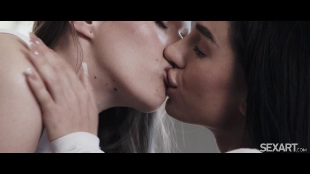 Лесби влюбилась в подругу и села на ее лицо