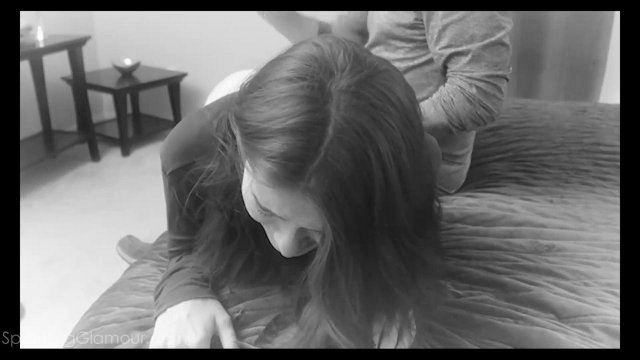 Превью Сильно шлепает брюнетку по попке до красна № 42877