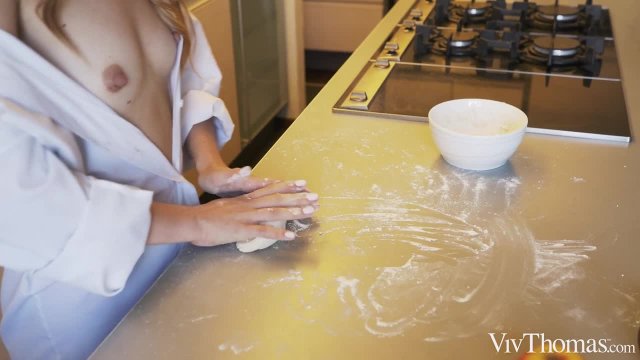 Молодые девушки раздвинули ноги для обоюдной мастурбации