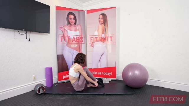 Спортивная девушка носила на член своего тренера прямо на полу