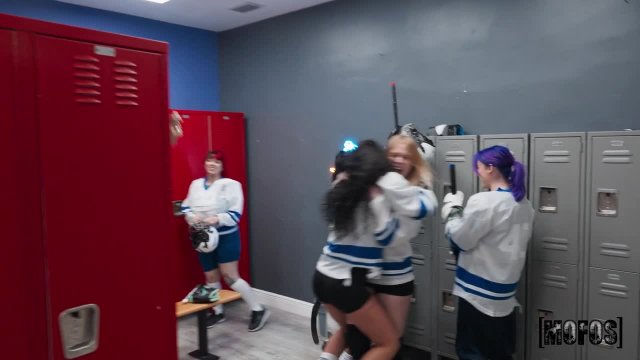 Превью После спортивной игры девушки развлекаются в раздевалке № 44630
