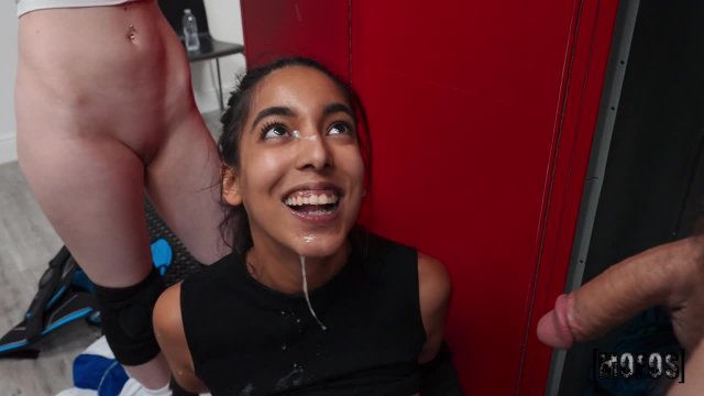 Превью После спортивной игры девушки развлекаются в раздевалке № 44630