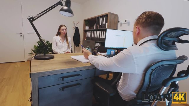 Собеседование с молодой девушкой завершается сексом на столе