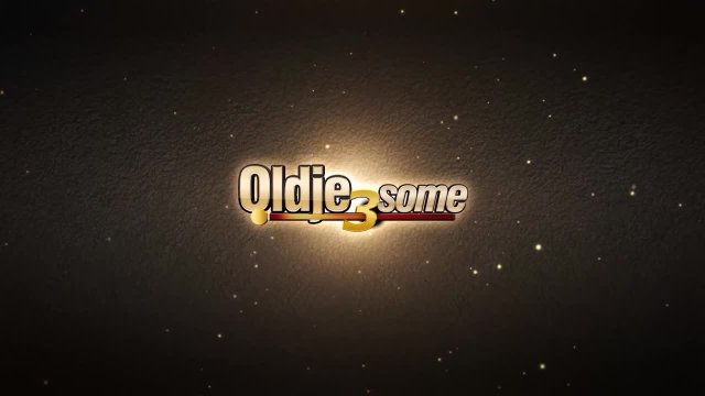 Превью Старый дед в спальне натягивает двух молодых девиц № 44668