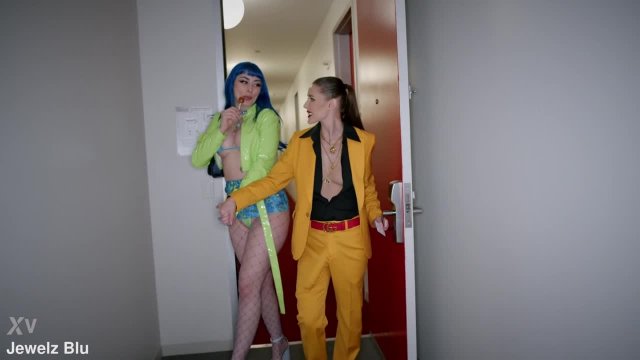 Превью Лесбиянка со страпоном занимается сексом с девушкой с голубыми волосами № 44682